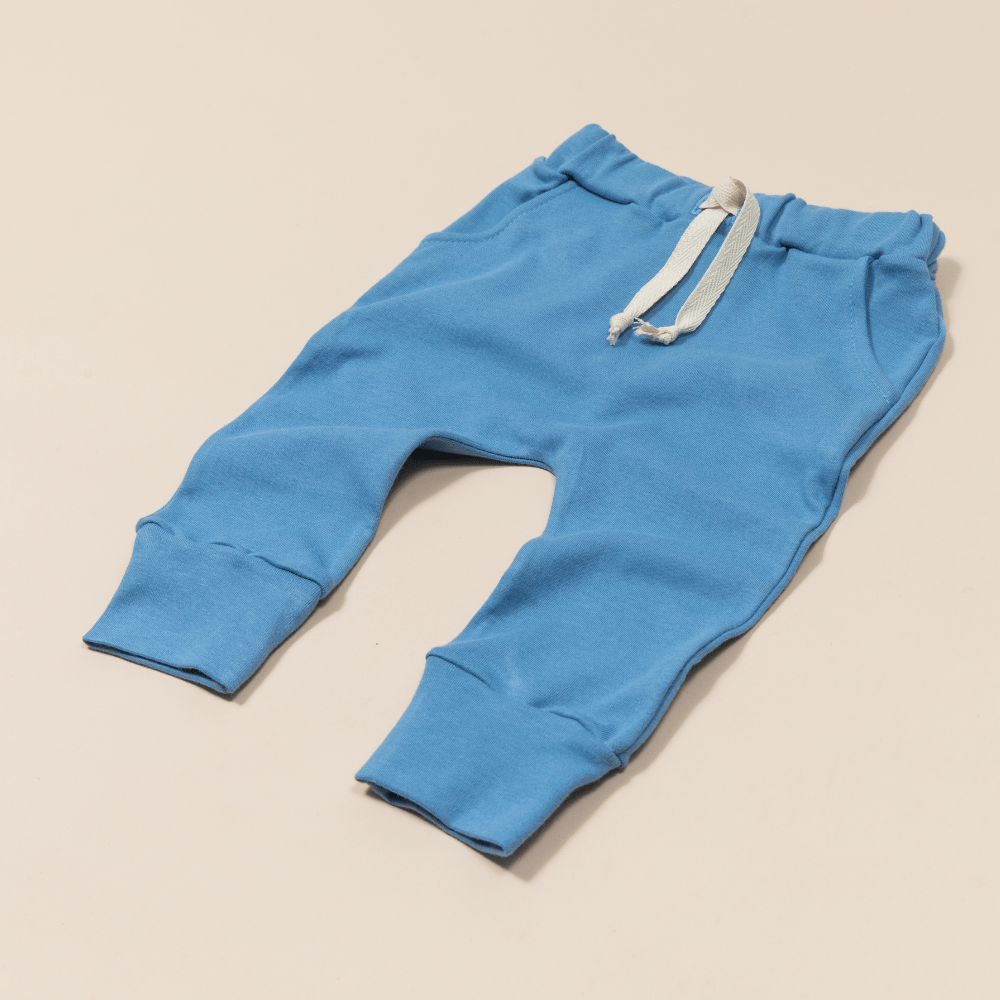 CALÇA LISA AZUL COM BOLSO FACA