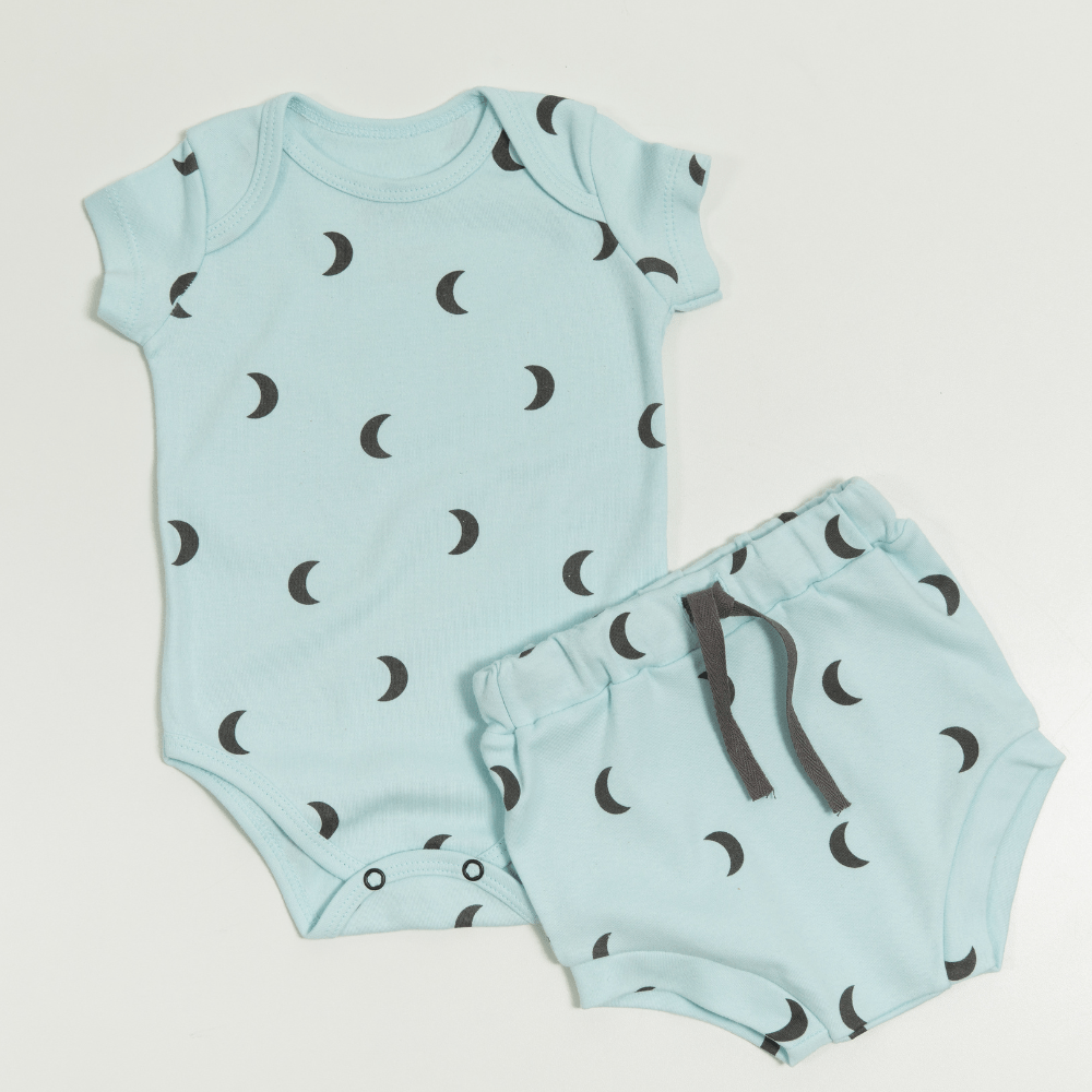 CONJUNTO BODY MANGA  CURTA E TAPA FRALDAS AZUL COM ESTAMPA DE LUA