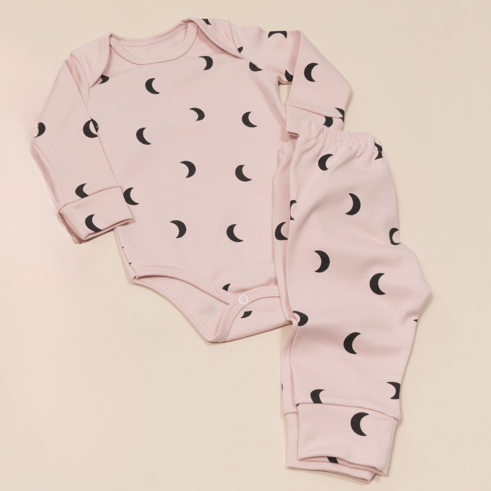 CONJUNTO BODY MANGA LONGA E CALÇA ROSA ESTAMPA LUA
