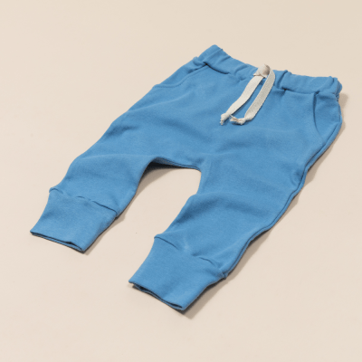 CALÇA LISA AZUL COM BOLSO FACA