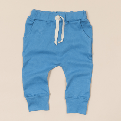 CALÇA LISA AZUL COM BOLSO FACA