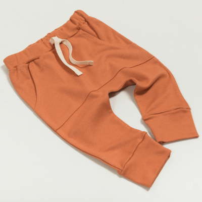 CALÇA LISA FERRUGEM COM BOLSO CANGURU