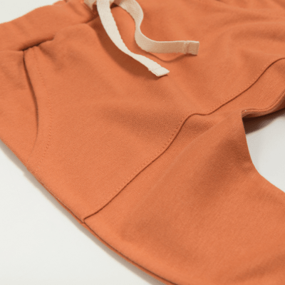 CALÇA LISA FERRUGEM COM BOLSO CANGURU
