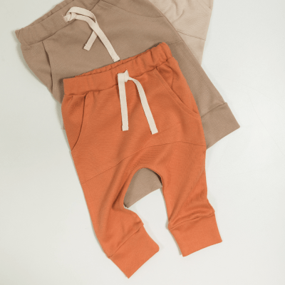 CALÇA LISA FERRUGEM COM BOLSO CANGURU