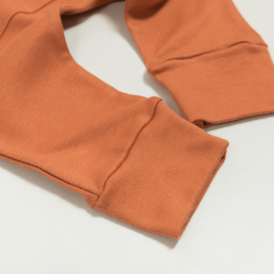 CALÇA LISA FERRUGEM COM BOLSO CANGURU