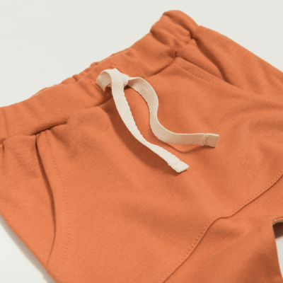 CALÇA LISA FERRUGEM COM BOLSO CANGURU