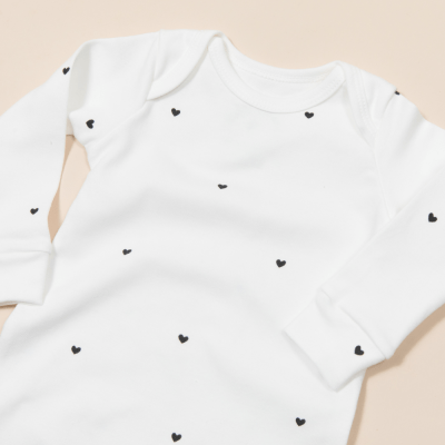 Conjunto Body e Calça em Suedine na Cor Off White com Estampa Mini Coração Preto
