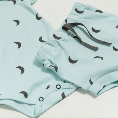CONJUNTO BODY MANGA  CURTA E TAPA FRALDAS AZUL COM ESTAMPA DE LUA