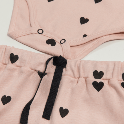 CONJUNTO BODY MANGA  CURTA E TAPA FRALDAS ROSA COM ESTAMPA DE CORAÇÕES
