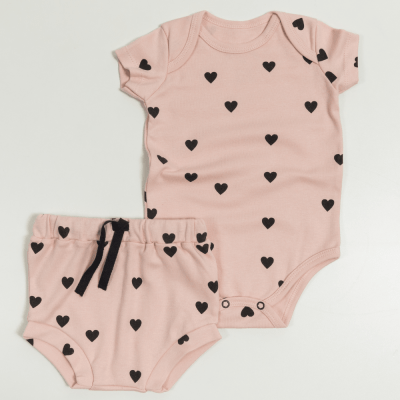 CONJUNTO BODY MANGA  CURTA E TAPA FRALDAS ROSA COM ESTAMPA DE CORAÇÕES