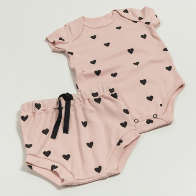CONJUNTO BODY MANGA  CURTA E TAPA FRALDAS ROSA COM ESTAMPA DE CORAÇÕES