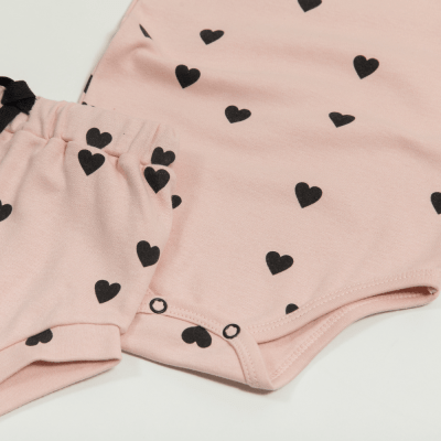 CONJUNTO BODY MANGA  CURTA E TAPA FRALDAS ROSA COM ESTAMPA DE CORAÇÕES
