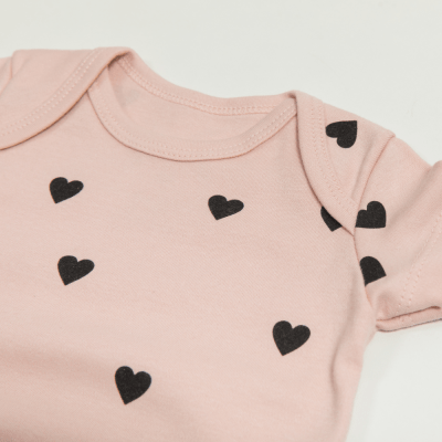 CONJUNTO BODY MANGA  CURTA E TAPA FRALDAS ROSA COM ESTAMPA DE CORAÇÕES