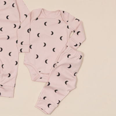 CONJUNTO BODY MANGA LONGA E CALÇA ROSA ESTAMPA LUA