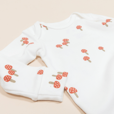 MACACÃO MANGA LONGA OFF WHITE COM ESTAMPA COGUMELO