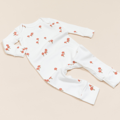 MACACÃO MANGA LONGA OFF WHITE COM ESTAMPA COGUMELO