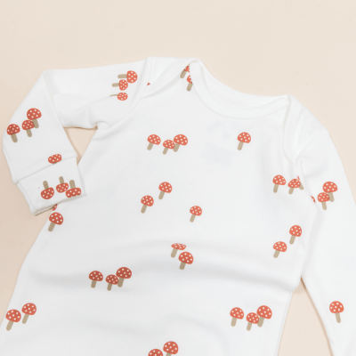 MACACÃO MANGA LONGA OFF WHITE COM ESTAMPA COGUMELO
