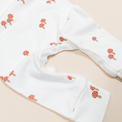 MACACÃO MANGA LONGA OFF WHITE COM ESTAMPA COGUMELO