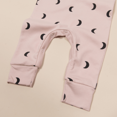 MACACÃO MANGA LONGA ROSA COM ESTAMPA LUA