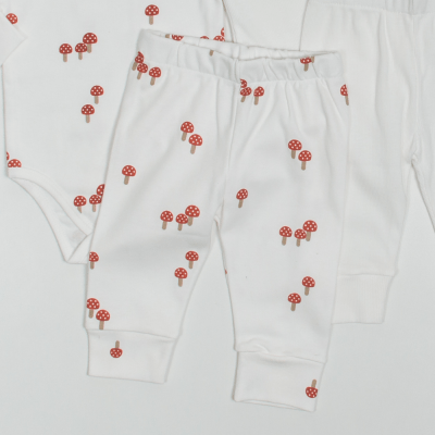 Conjunto Off White com estampa de cogumelo